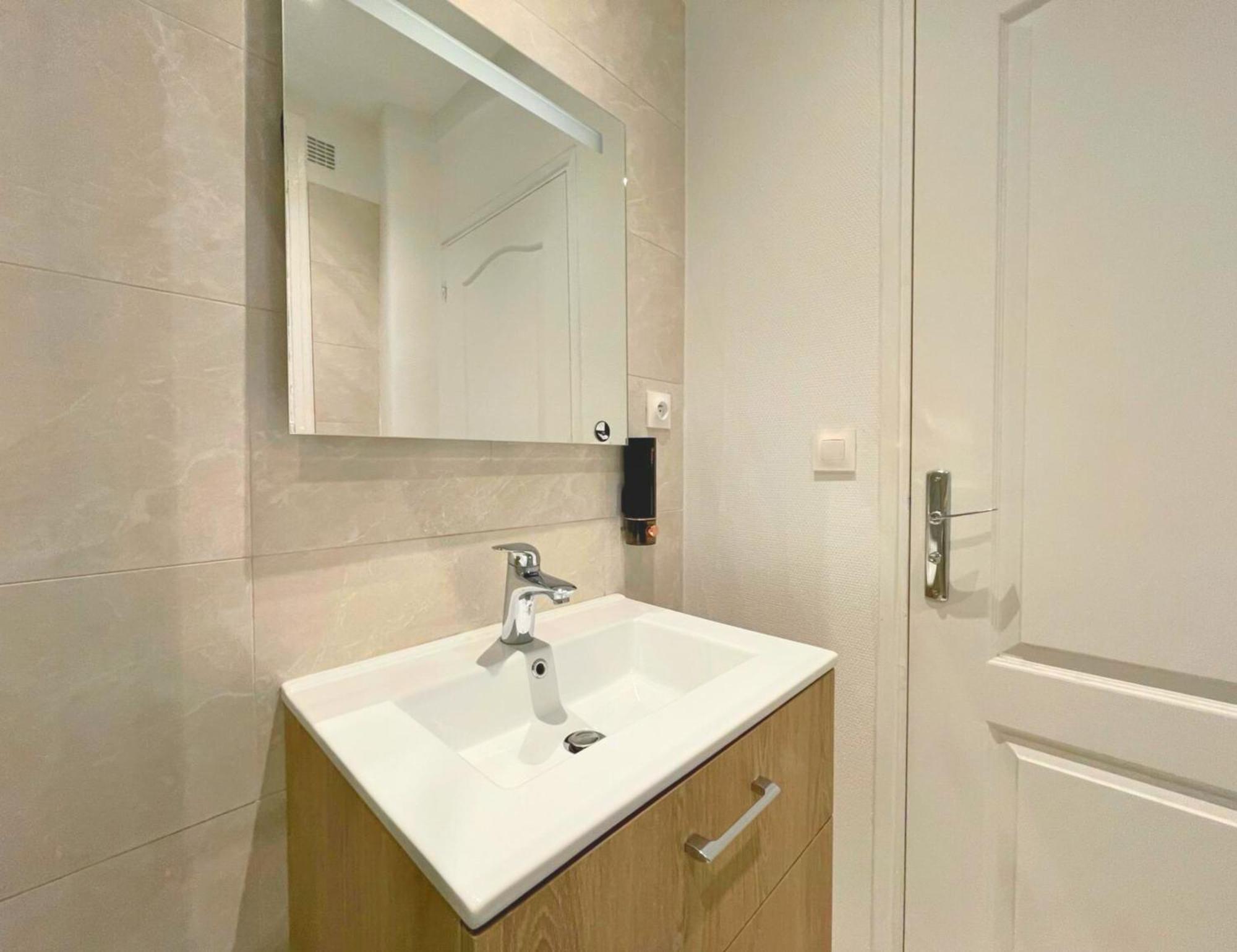 Chambre Lit Double Et Salon Avec Canape-Lit A 10 Minutes Des Champs Elysees Париж Екстериор снимка